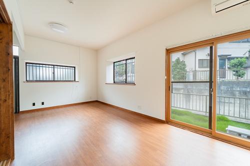 リビングダイニング。南西向きのお庭に面しており採光通風良好です。