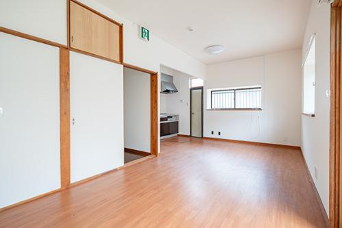 キッチンにはお勝手口もあり、便利にお使いいただけます。