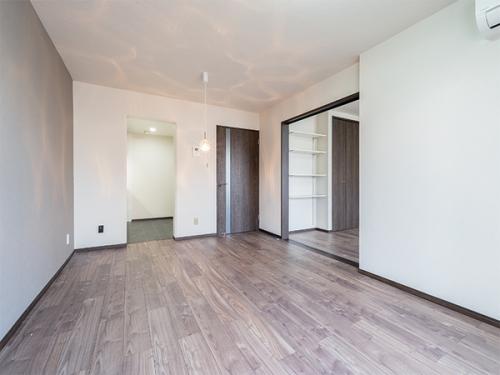 ダイニング：壁紙、床リフォーム実施済みです！