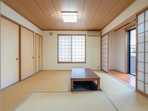 掘りごたつ付の和室で、家族団らんのひとときを