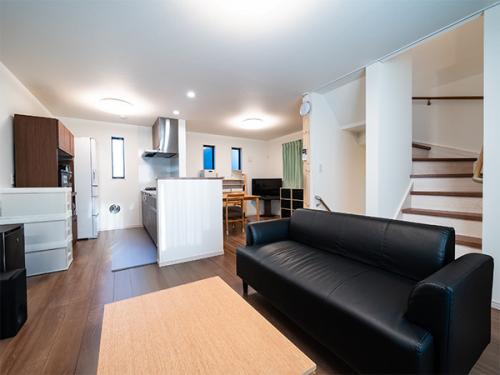 【リビング】約１６．４帖◆２階に広々とした約１６．４帖のＬＤＫを配置