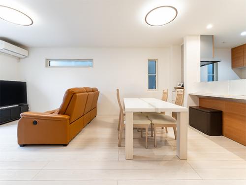 白を基調とした明るく開放的なリビングです。