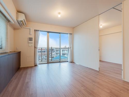 【リビング・ダイニング約１２．１帖】◇リビング収納を確保した室内。