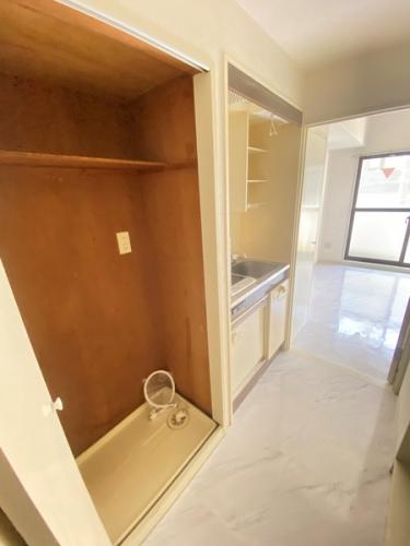 キッチンの隣に洗濯機置き場あり♪