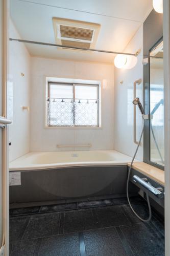 【２階浴室】 窓があるため、換気がしやすい空間です