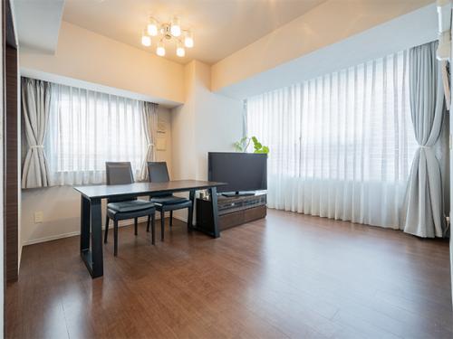 【リビング】約１２．８帖・２面開口のため採光・通風良好です