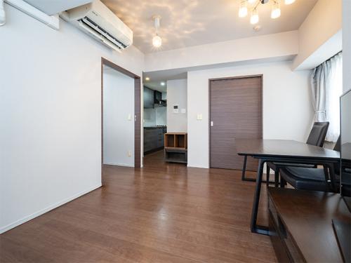 【リビング】天井の間接照明により温かみがあり、広々とした空間を演出