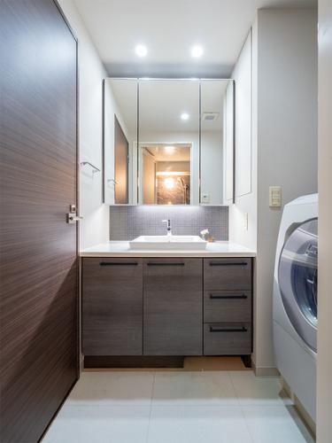 【洗面所】鏡面裏やシンク下に消耗品などを収納していただけます