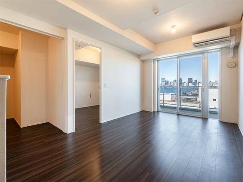 【リビング】 約１２．９帖・・通風良好です