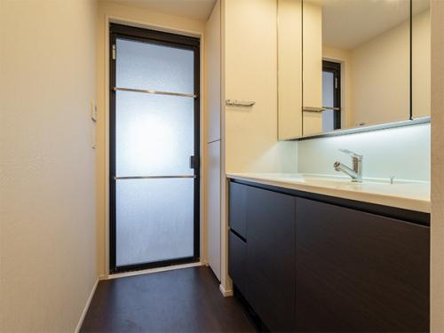 【洗面所】鏡面裏やシンク下に消耗品などを収納していただけます