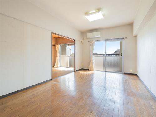 【リビング】太陽の恵みを一気に受けた明るくあたたかいお住まい。