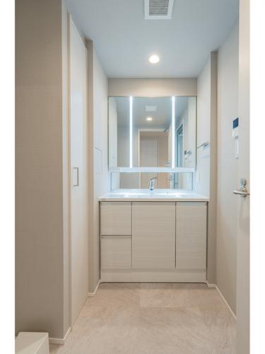 【洗面所】鏡面裏やシンク下に消耗品などを収納していただけます