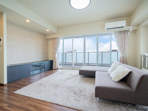 ご家族でゆったりとお過ごしいただける広々とした空間です。