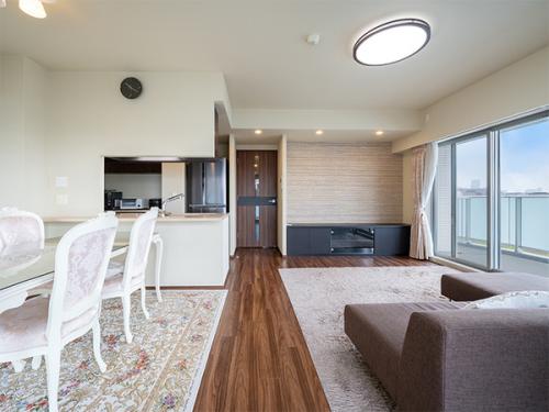 約２１．９帖の広々としたＬＤＫは、２面採光の為、通風・採光良好です。