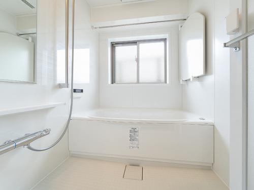 浴室　マンションだと珍しい窓付き　浴室暖房乾燥機もついてます