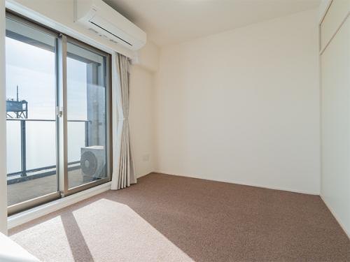 リビングダイニング横に約４．５帖の洋室があります