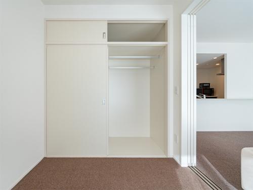 リビング横の洋室の収納です