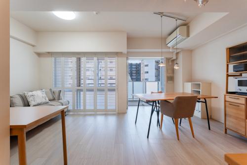 リビングダイニング　開口部の多い横長タイプで家具配置が容易です。