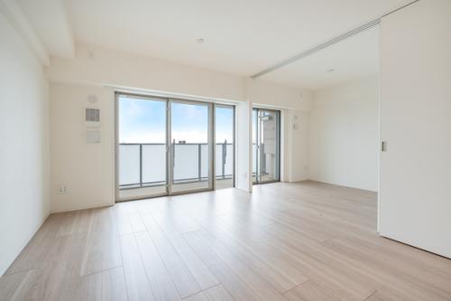 リビング・ダイニングは１１畳あり、洋室が隣接しています