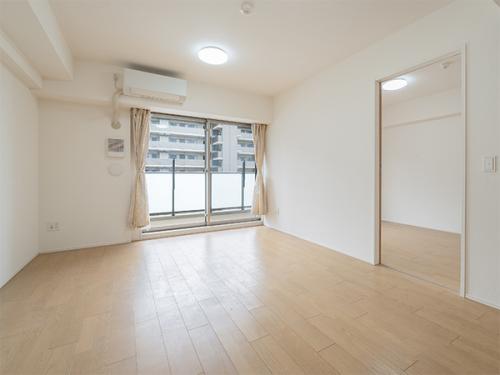 リビング。ダイニングは約１２畳あります。