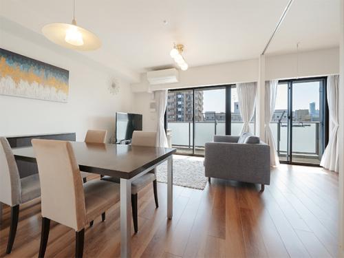 明るさと落ち着きを兼ね備えた室内です。