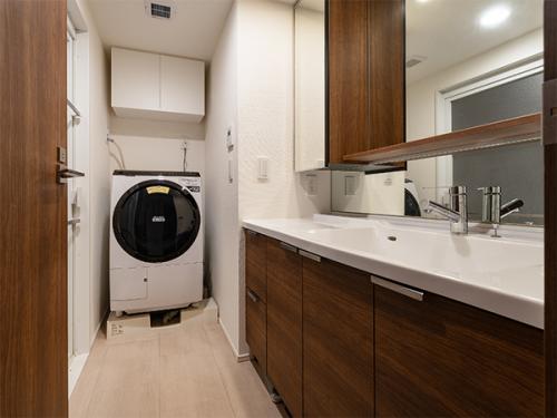 一面鏡スタイルのすっきりした洗面です。