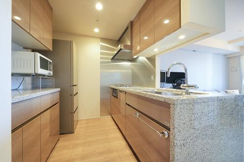 【キッチン】食器洗浄乾燥機・浄水器・ディスポーザー付の対面式キッチン。