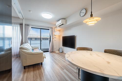 【リビングダイニング】南東向きバルコニーより明るい陽が注ぐ約１３．１帖のＬＤＫ