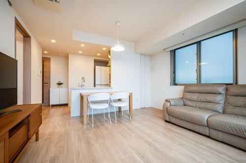 【リビングダイニング】 約１５．７帖のゆとりの広さのリビングダイニングキッチン。