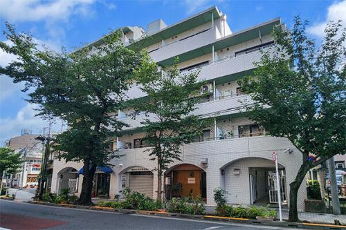 【外観】東急目黒線「西小山」駅徒歩３分、桜並木通り沿いに佇む７階建てレジデンス。