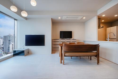 天井高：約２．５ｍで開放感のあり、温水式床暖房を採用しているリビングダイニング。