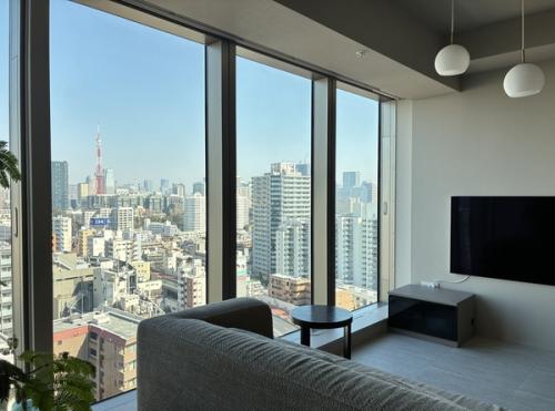 眺望を楽しめる大きな窓が特徴のリビングダイニング。