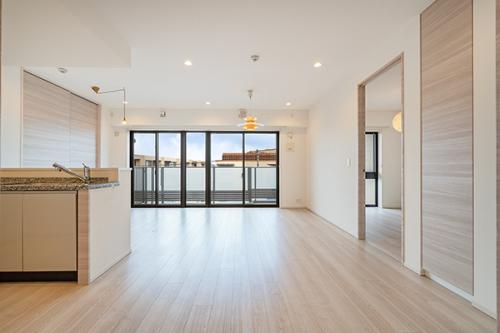 【リビングダイニング】約８．４ｍの開放的なワイドスパン住戸のリビングダイニング。