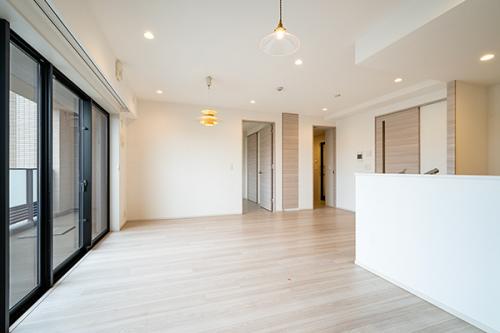 【リビングダイニング】東向きのバルコニーからは明るい陽が注ぐリビングダイニング。