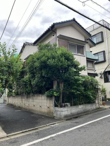 北・東角地＋西側通路の３方向に面している好立地・現在古屋あり（更地渡し）