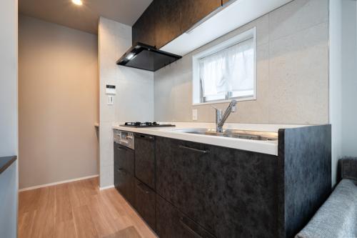 【キッチン】キッチン横にはカウンターや可動棚もあり収納も充実しております。