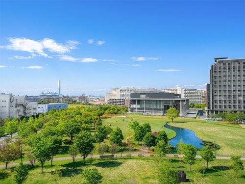 【眺望（北側）】 にいじゅくみらい公園の広大な緑景を望む、心安らぐ角住戸です。