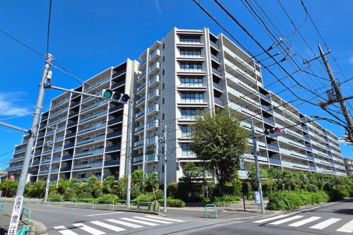 【外観】周辺には生活利便施設や緑豊かな公園が複数あり、子育て環境良好な立地