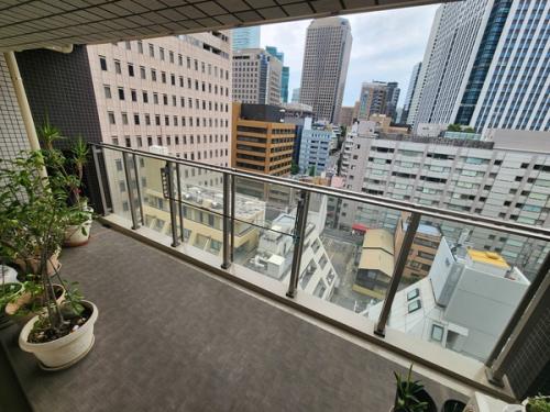 奥行き約２ｍを確保＆ガラス手摺を採用した開放的な１２平米のバルコニー