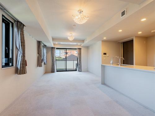 約１９．８帖のゆとりの広さを確保した、二面採光のリビングダイニングキッチンです。