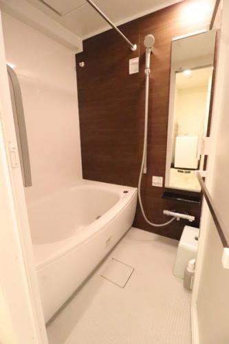 浴室暖房乾燥機付きシステムバス、乾きやすく滑りにくいカラリ床