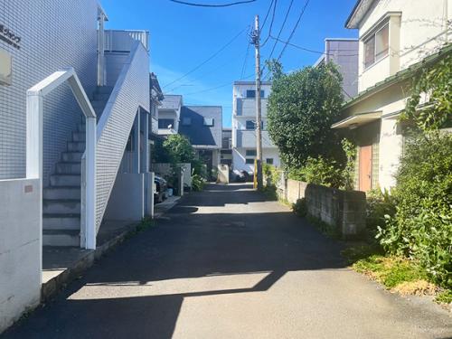 前面道路含む現地写真。周辺は閑静な住宅街。