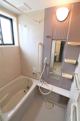 窓付きで明るい浴室。便利な浴室暖房乾燥機付きです
