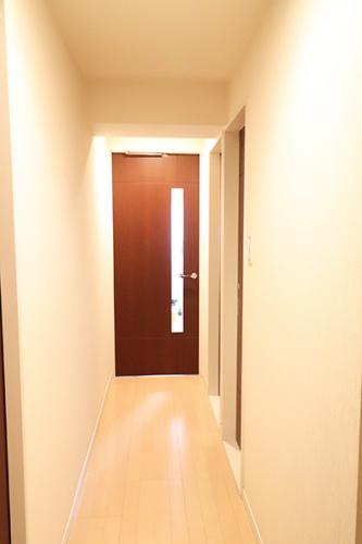 玄関からリビングに繋がる廊下 床は明るい色のため、空間が広く感じます