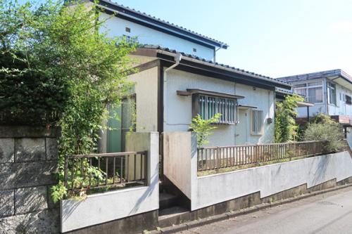 開発分譲地内の閑静な住宅街です。（東側から見た現地）