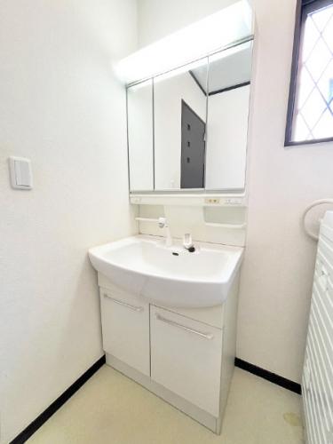 洗面所　収納のある三面鏡洗面化粧台です。また洗濯置場や脱衣スペースもございます。