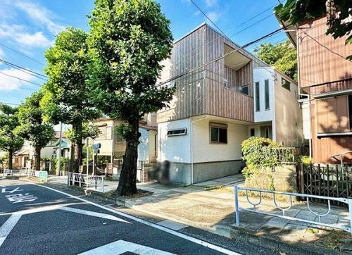 ＪＲ根岸線「山手」駅より徒歩１２分、平成３０年１２月築の戸建住宅です。