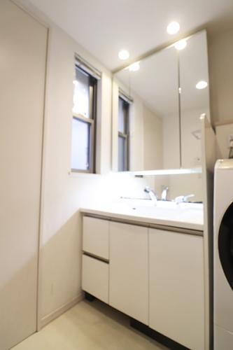 洗面室のリネン庫はタオルや日用品等の収納に便利です