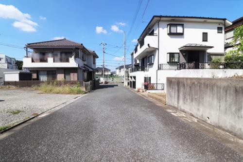 北東側の公道を南側から撮影(写真左側の戸建のあるところが当該物件です)