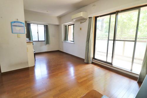 リビングには出窓つき